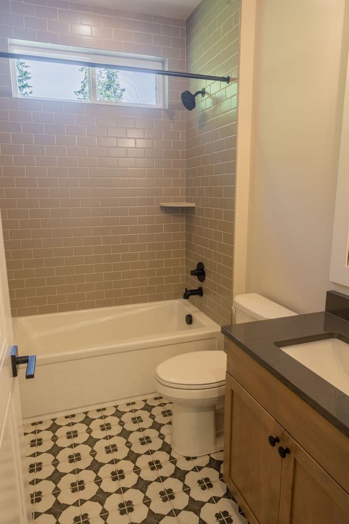 Kirkland House: 10420 NE 112th St