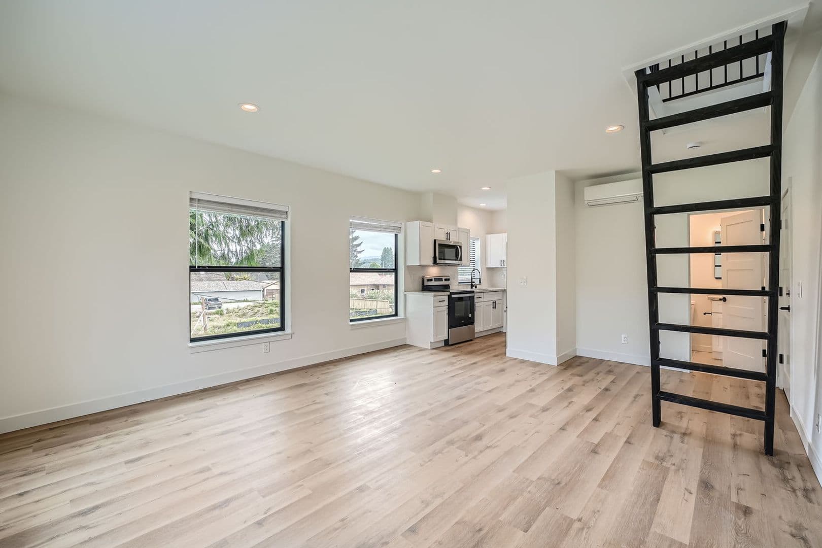 Carnation Apartment: 31628 W Commercial St