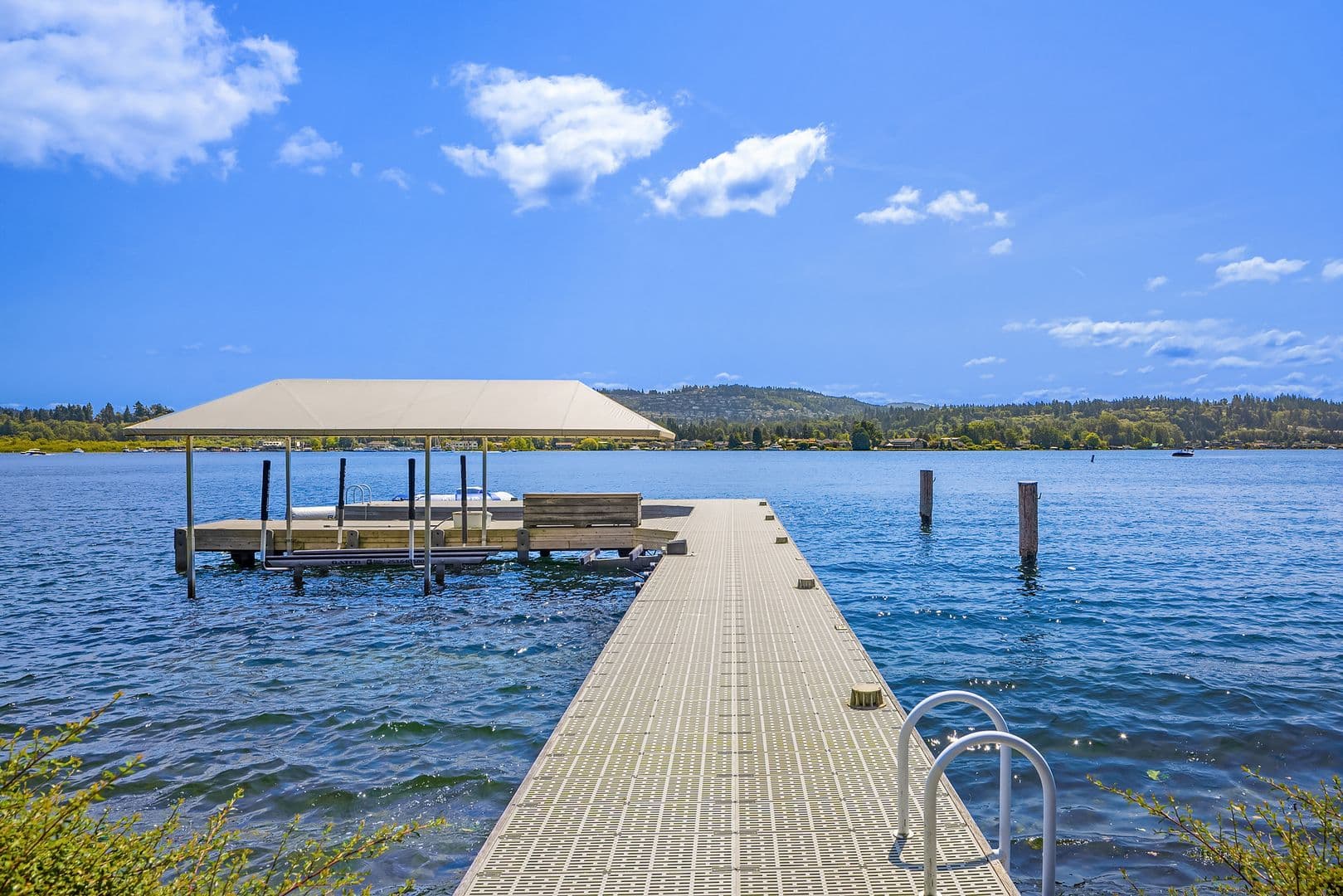Mercer Island House: 3840 E Mercer Way