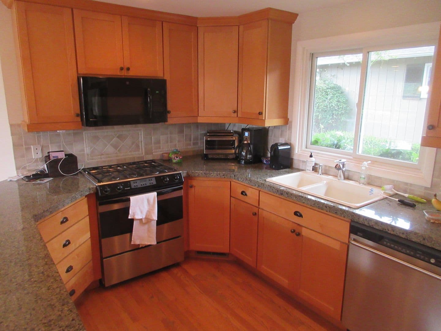 Clyde Hill House: 8831 NE 28th St