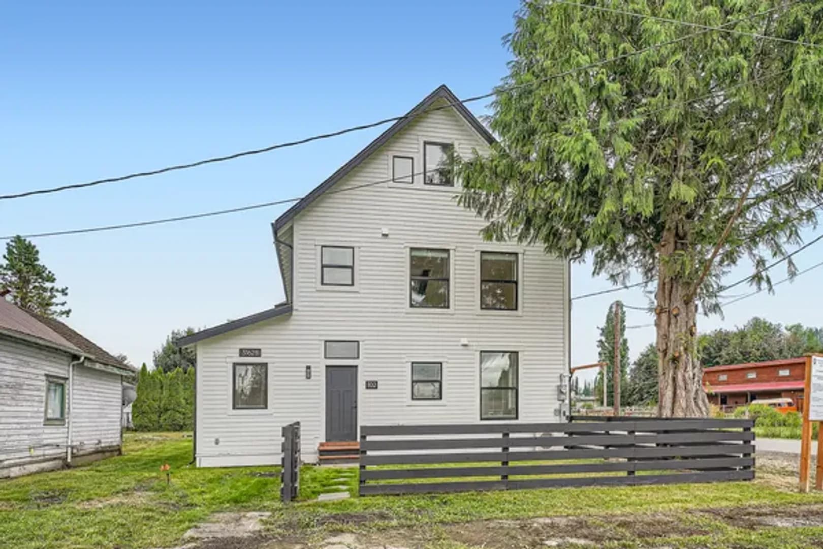 Carnation Apartment: 31628 W Commercial St