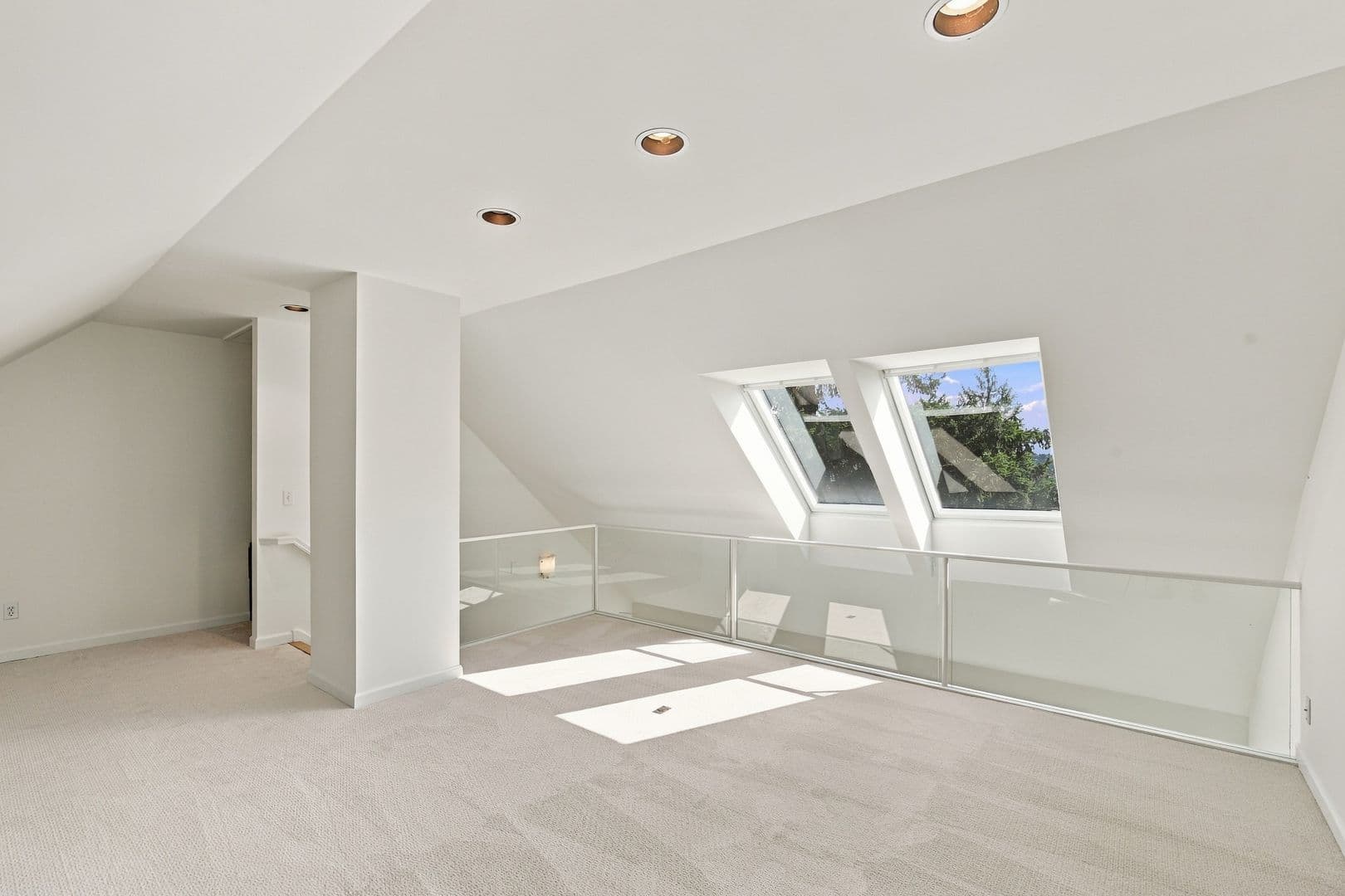 Mercer Island House: 8239 E Mercer Way