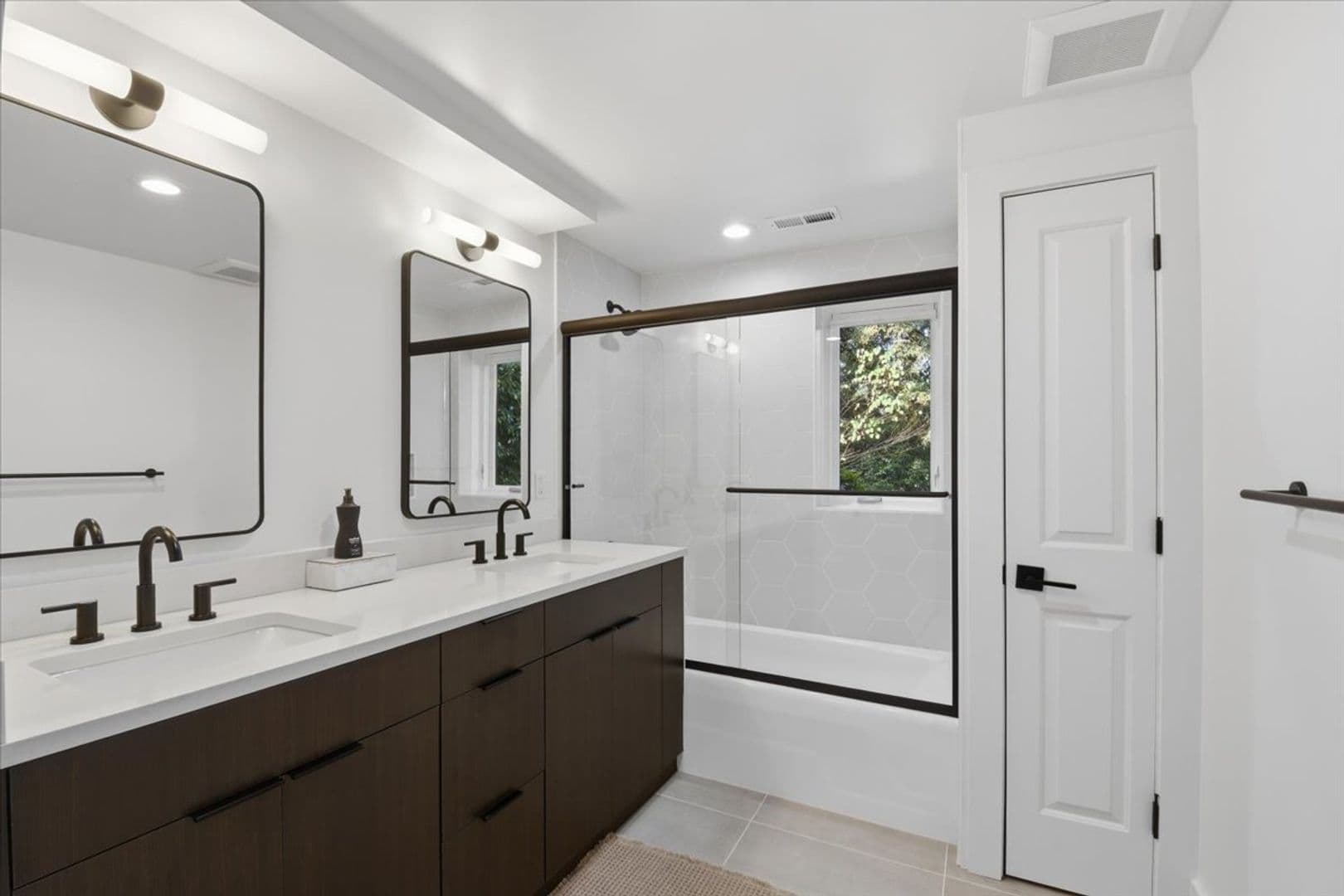 Medina House: 631 84th Avenue NE