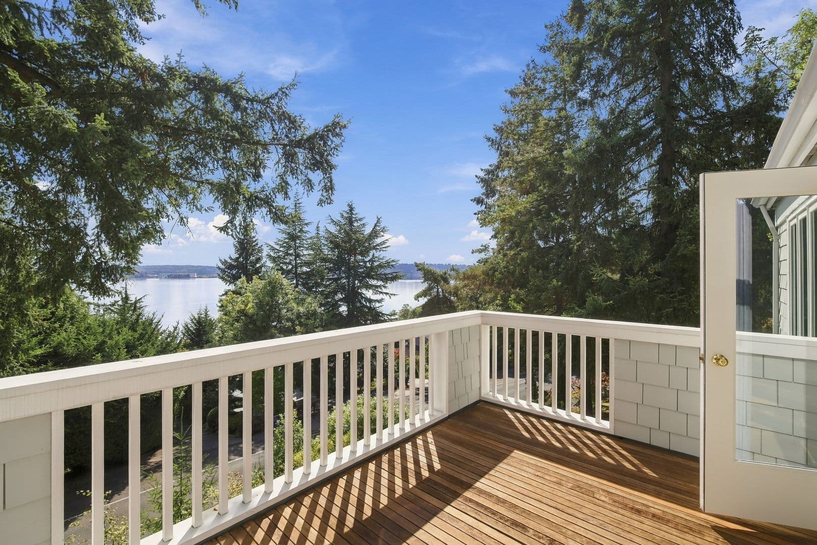Mercer Island House: 8239 E Mercer Way
