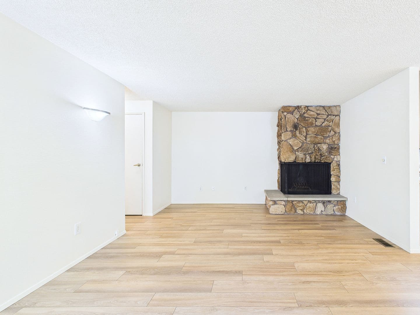 Tacoma Apartment: 8013-8015 Sunset Terrace W