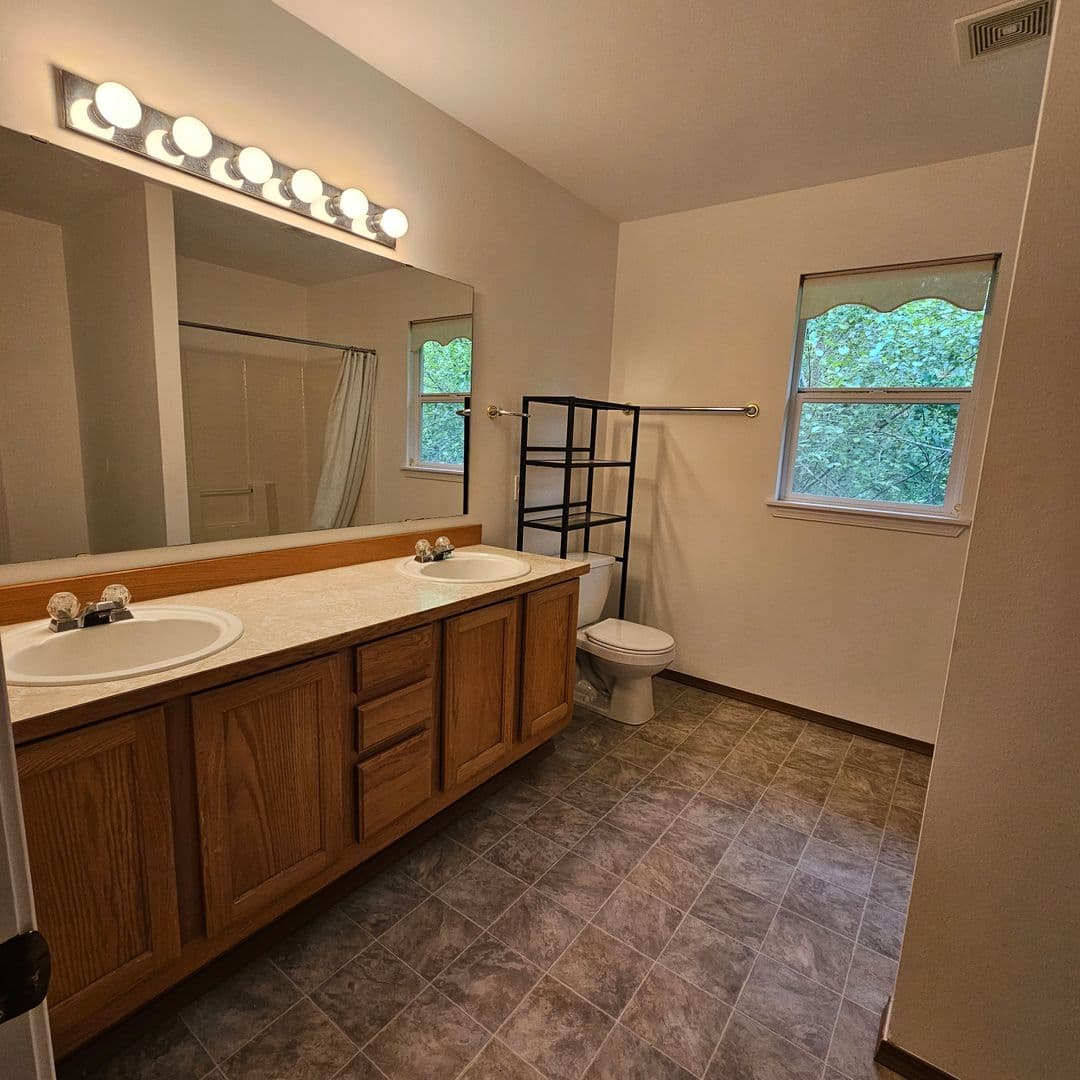 Silverdale House: 968 NW Poppy Ct