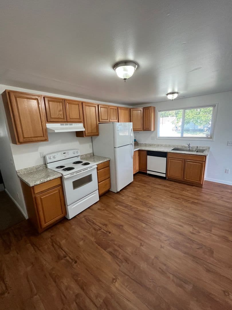 Spokane Apartment: 557-559 E Broad Ave