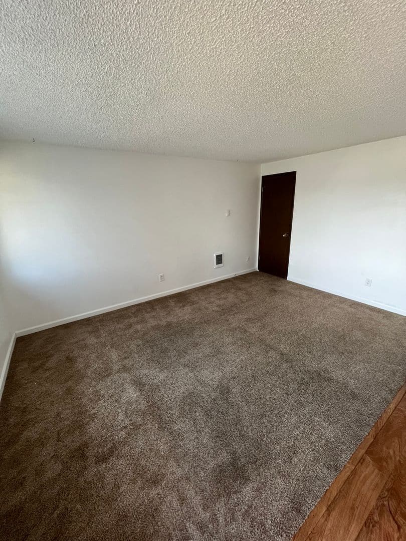 Spokane Apartment: 557-559 E Broad Ave