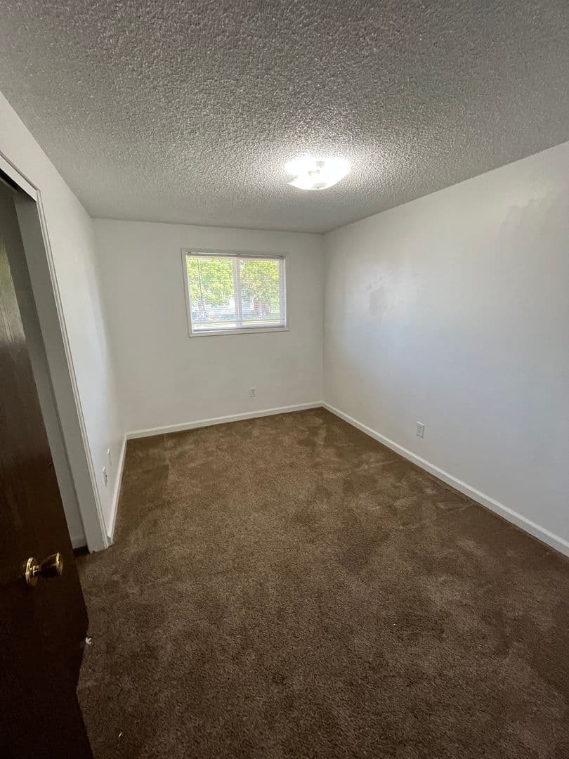 Spokane Apartment: 557-559 E Broad Ave