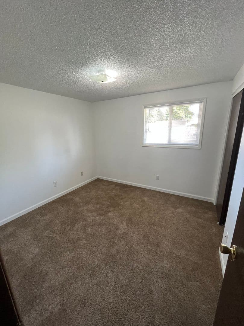 Spokane Apartment: 557-559 E Broad Ave