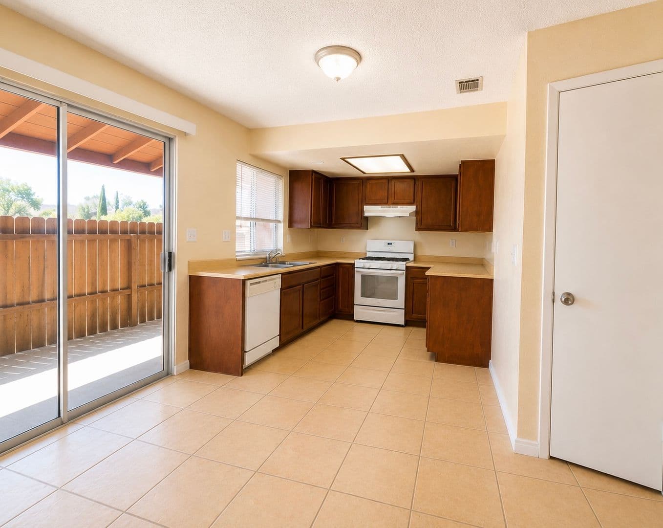 Apple Valley Apartment: 19133 Allegheny Rd