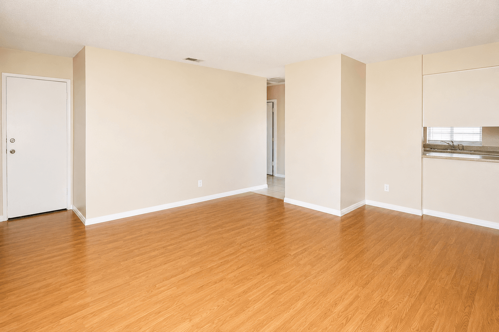 Apple Valley Apartment: 19133 Allegheny Rd