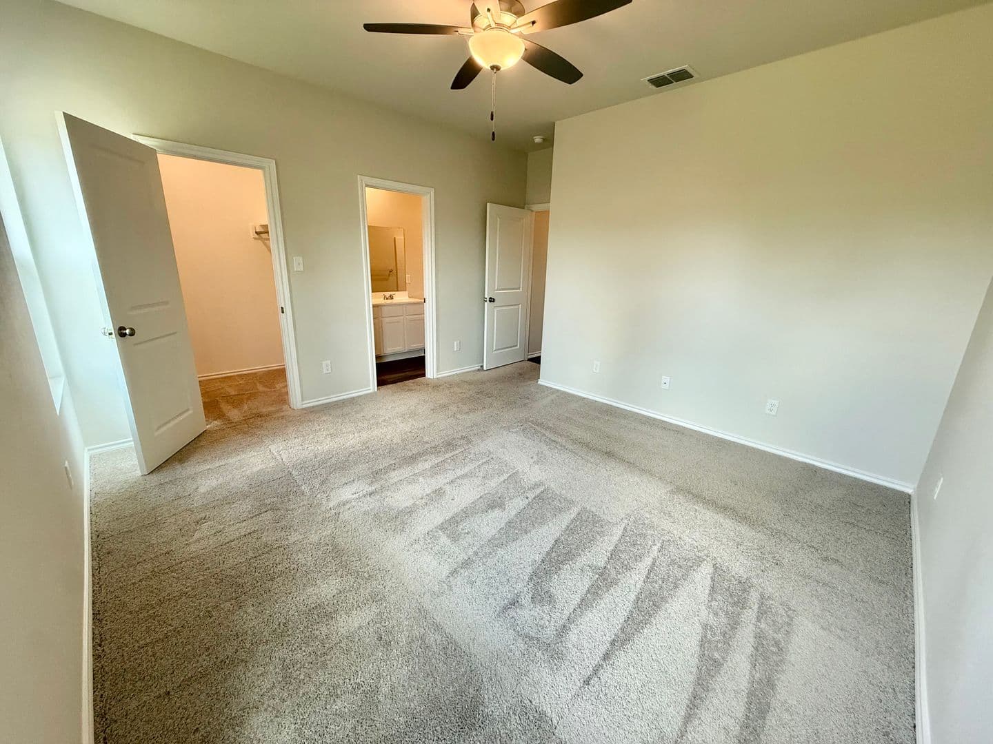 Whitehouse House: 110 S Rainbow Dr