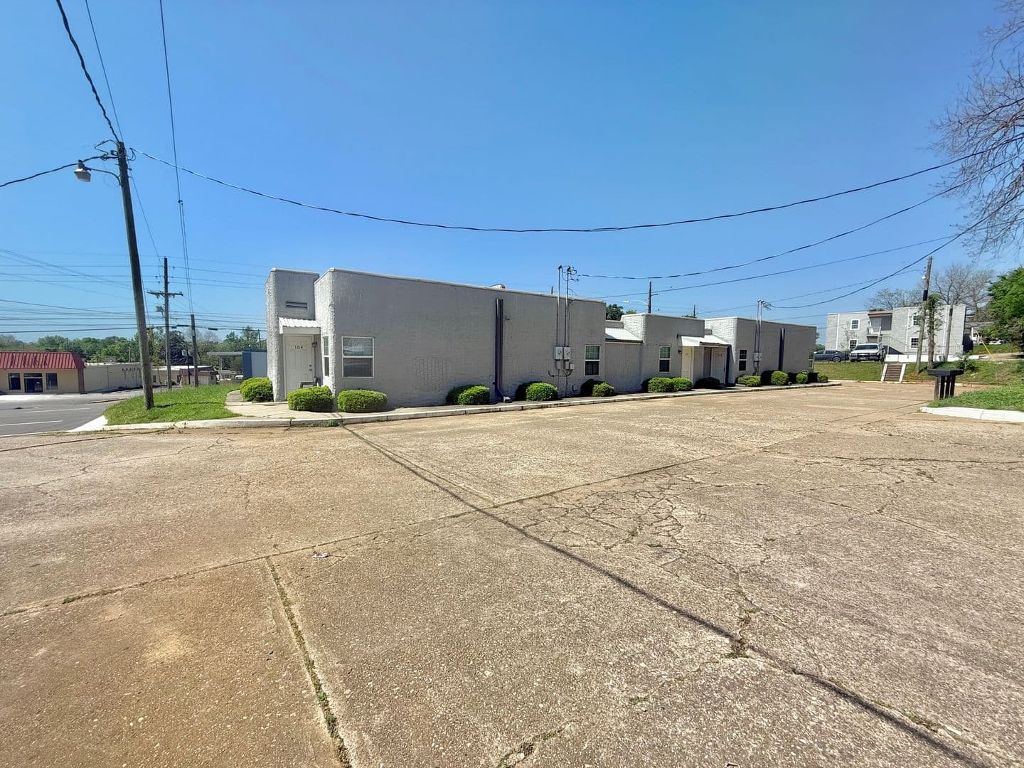 Gladewater Apartment: 700 W. Upshur Avenue