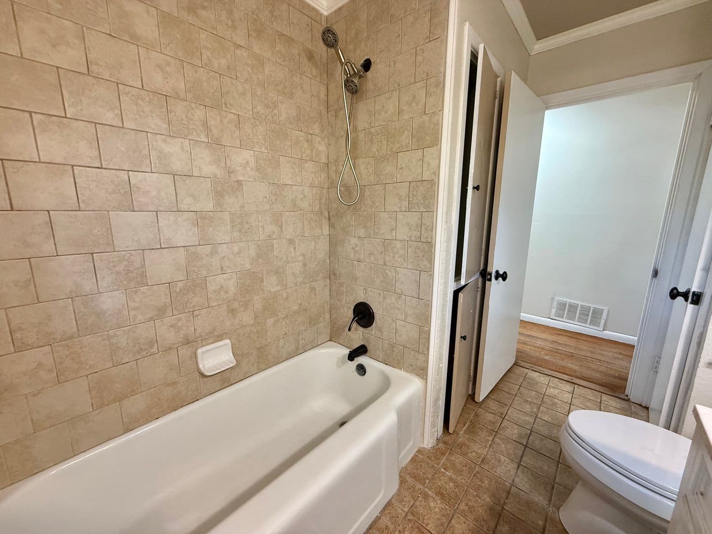Tyler House: 2408 Hunter St