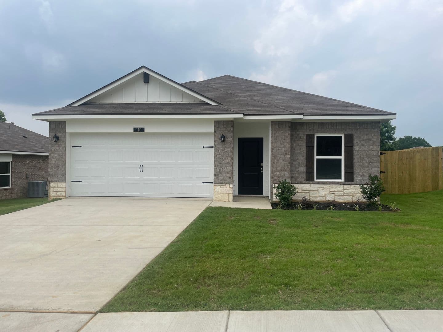 Whitehouse House: 110 S Rainbow Dr