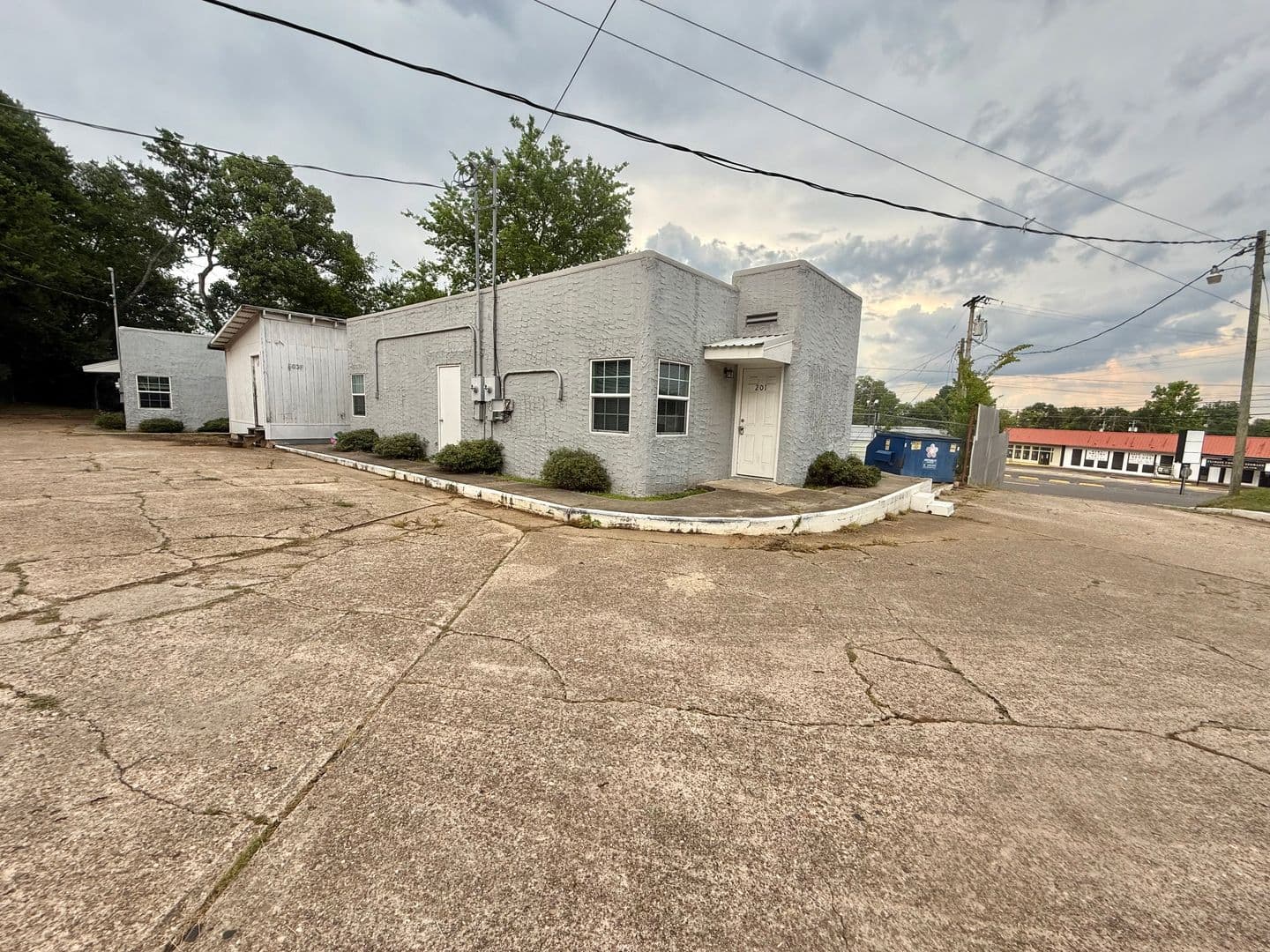 Gladewater Apartment: 700 W. Upshur Avenue