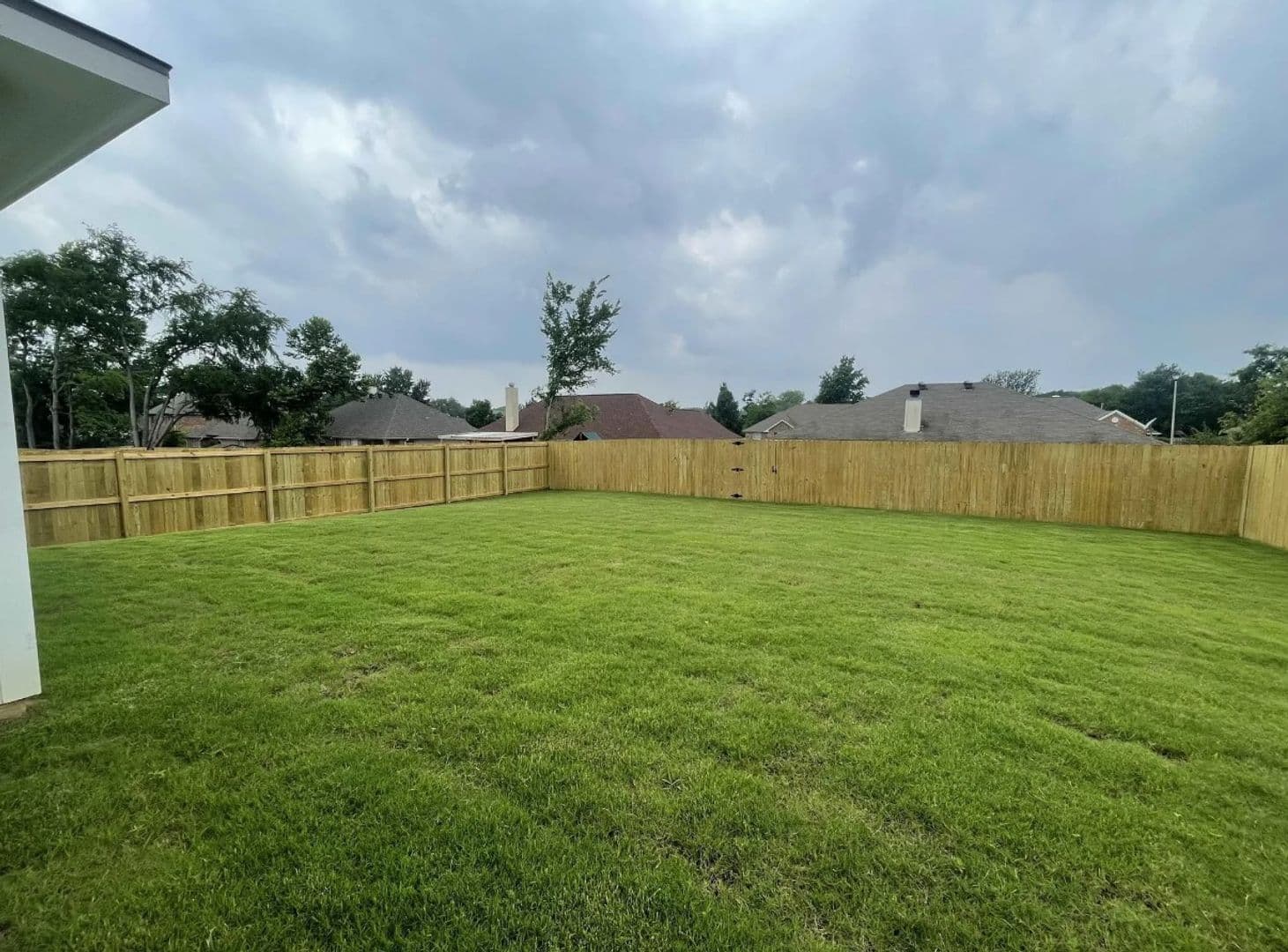 Whitehouse House: 110 S Rainbow Dr