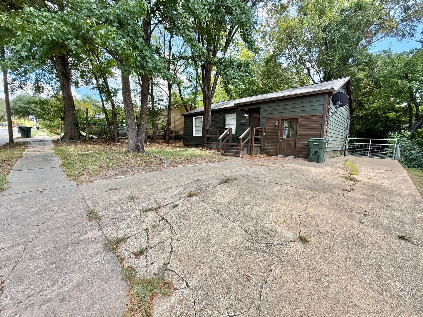 Tyler House: 1319 E Dawson St