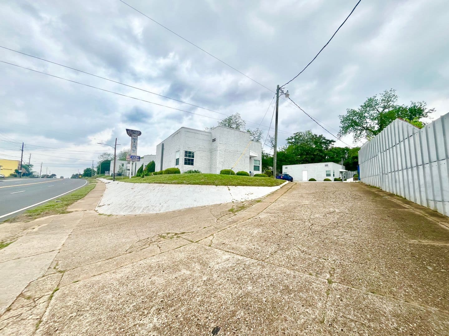Gladewater Apartment: 700 W. Upshur Avenue