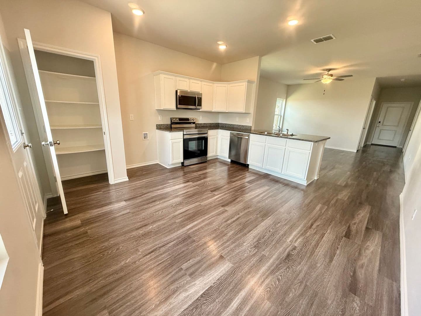 Whitehouse House: 110 S Rainbow Dr