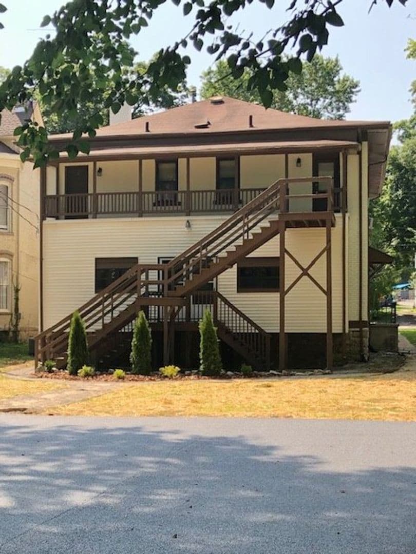 Bowling Green Apartment: 1229 Chestnut Street
