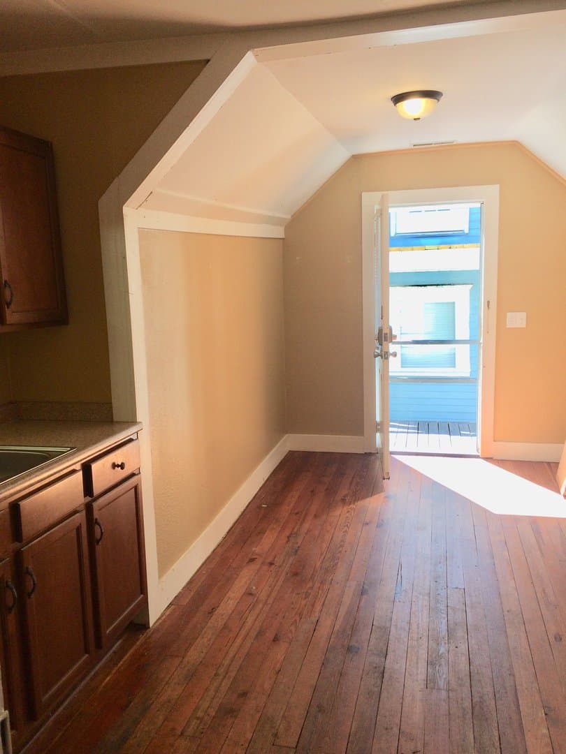 Bowling Green Apartment: 656 E. 8th Street