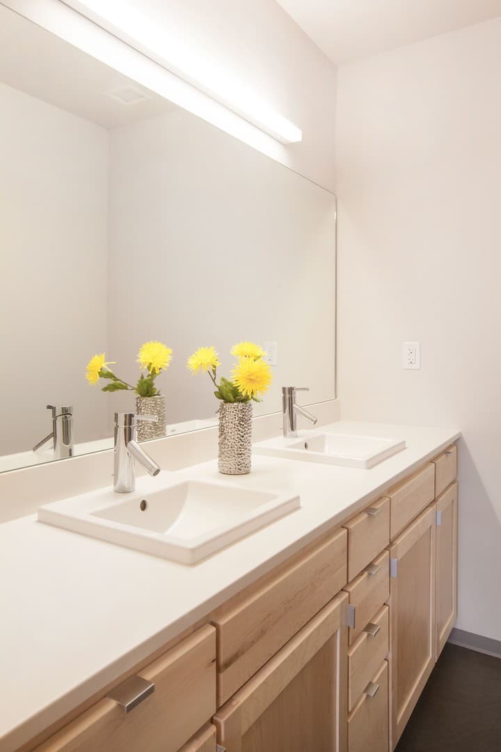 Lincoln Apartment: 601 R Street