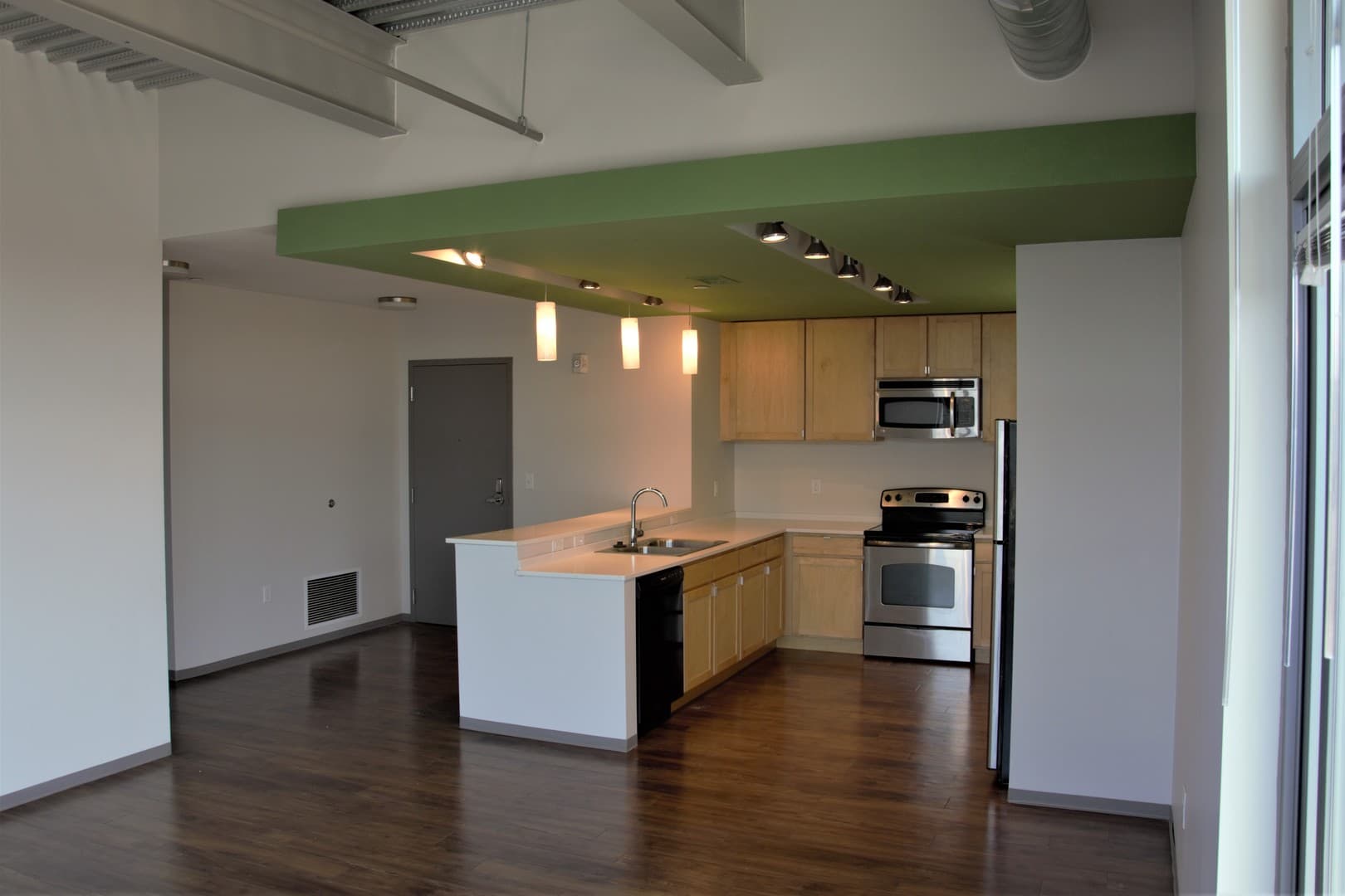Lincoln Apartment: 601 R Street