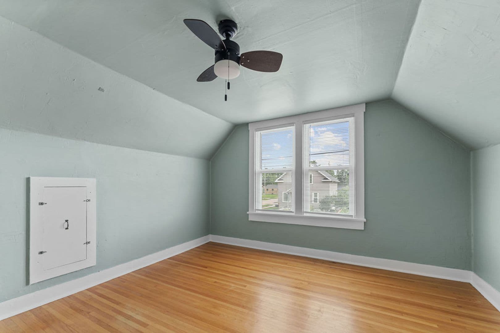 Oshkosh House: 1060 W 10th Ave