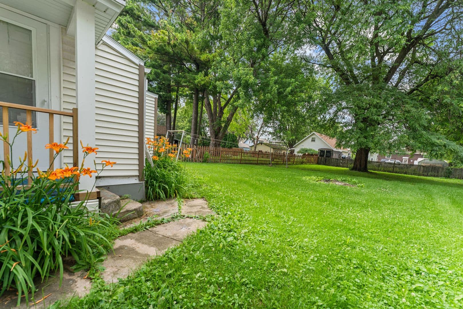 Oshkosh House: 1060 W 10th Ave