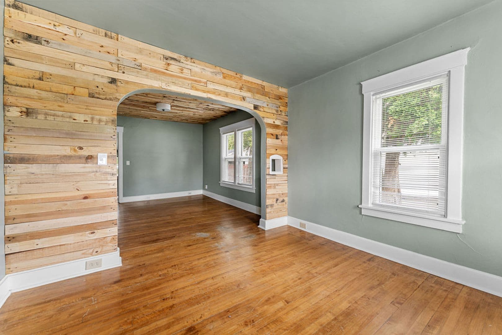 Oshkosh House: 1060 W 10th Ave