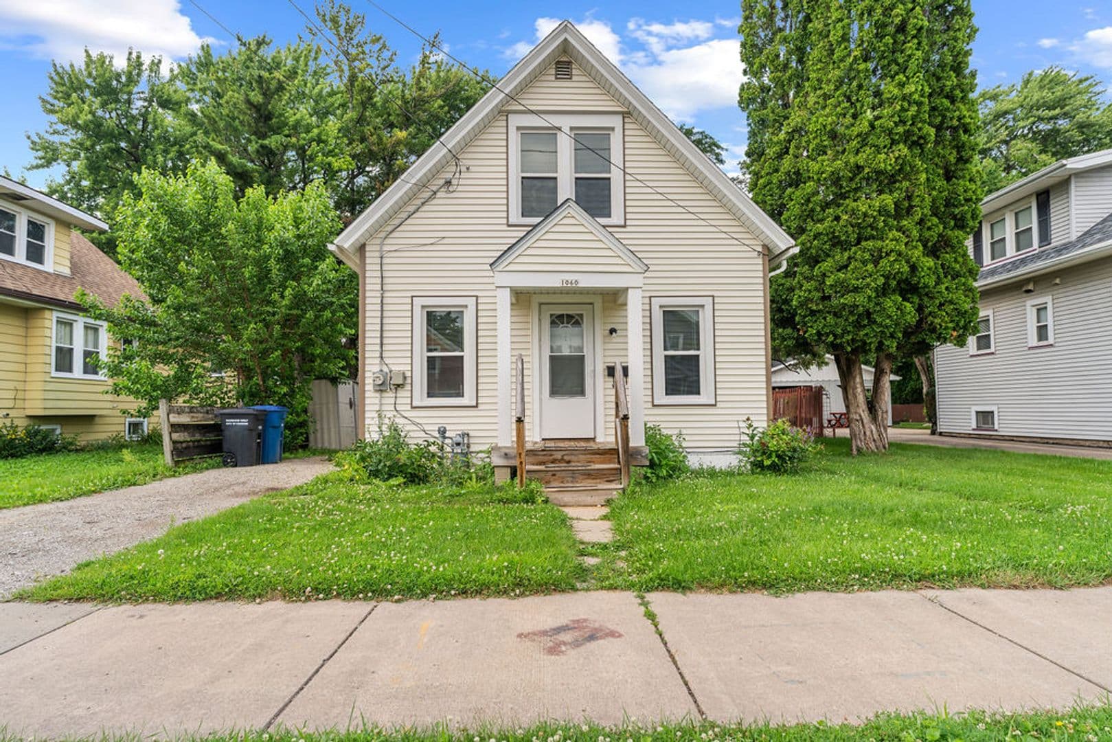 Oshkosh House: 1060 W 10th Ave