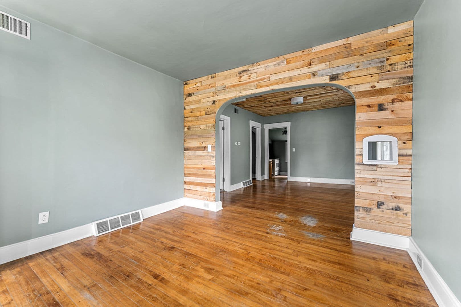 Oshkosh House: 1060 W 10th Ave