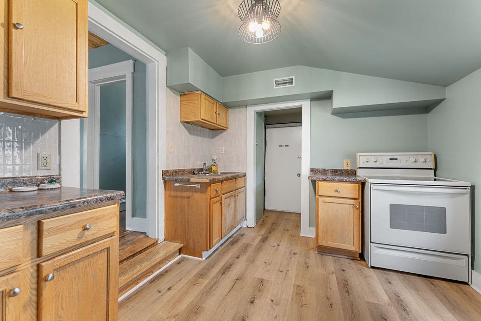 Oshkosh House: 1060 W 10th Ave