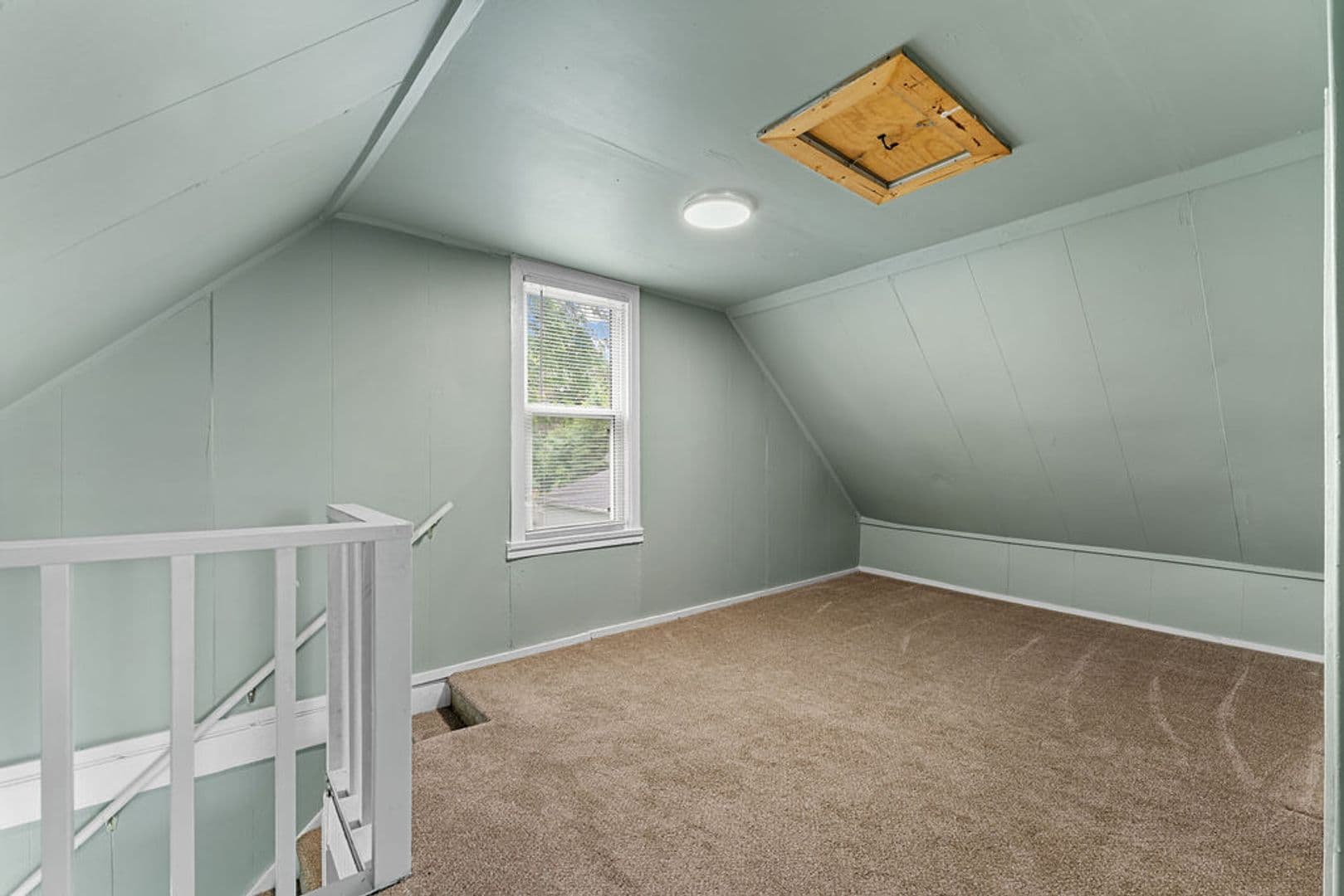 Oshkosh House: 1060 W 10th Ave