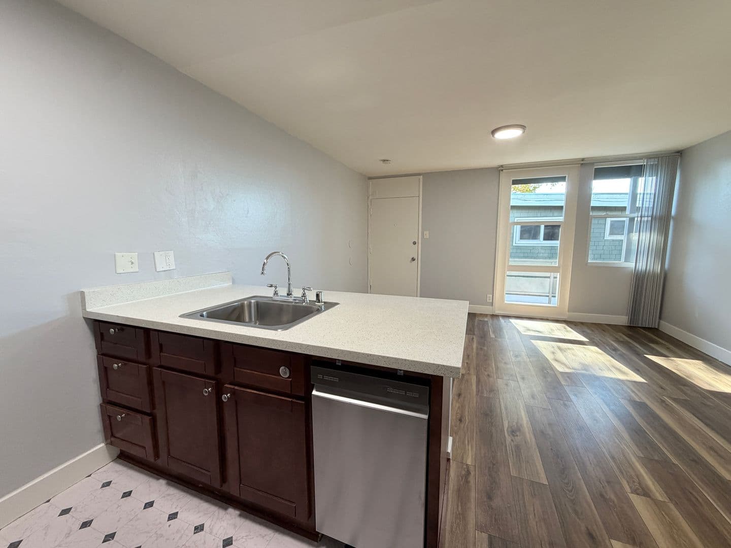 Oakland Apartment: 2530 35th Avenue