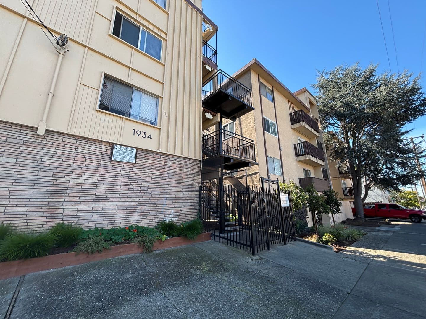 Oakland Apartment: 1934 9th Avenue