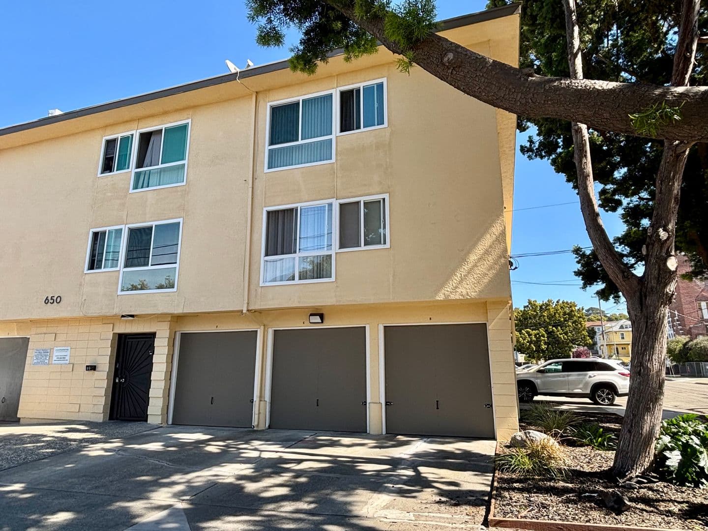 Oakland Apartment: 650 East 17th Street