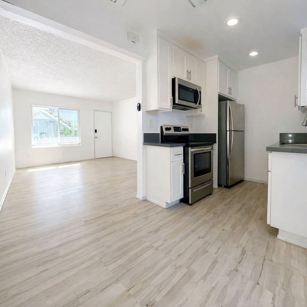 Long Beach Apartment: 360 Lime Avenue