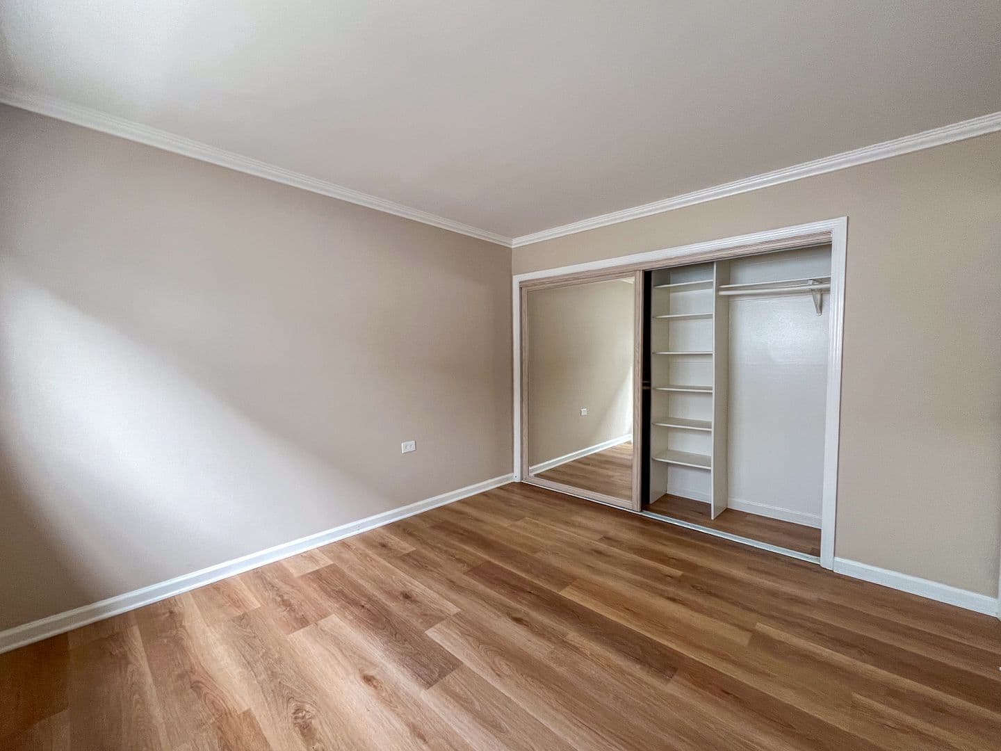 El Segundo Apartment: 221 Sheldon St
