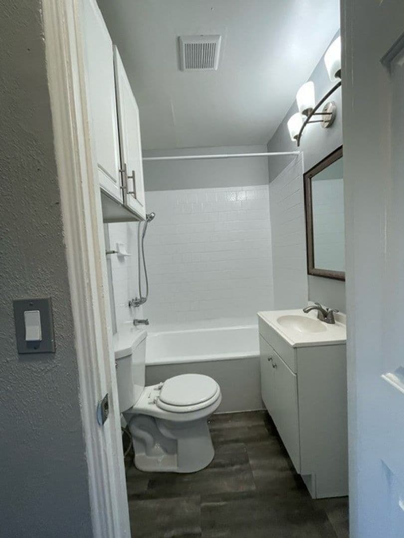 Long Beach Apartment: 636 Chestnut Ave.