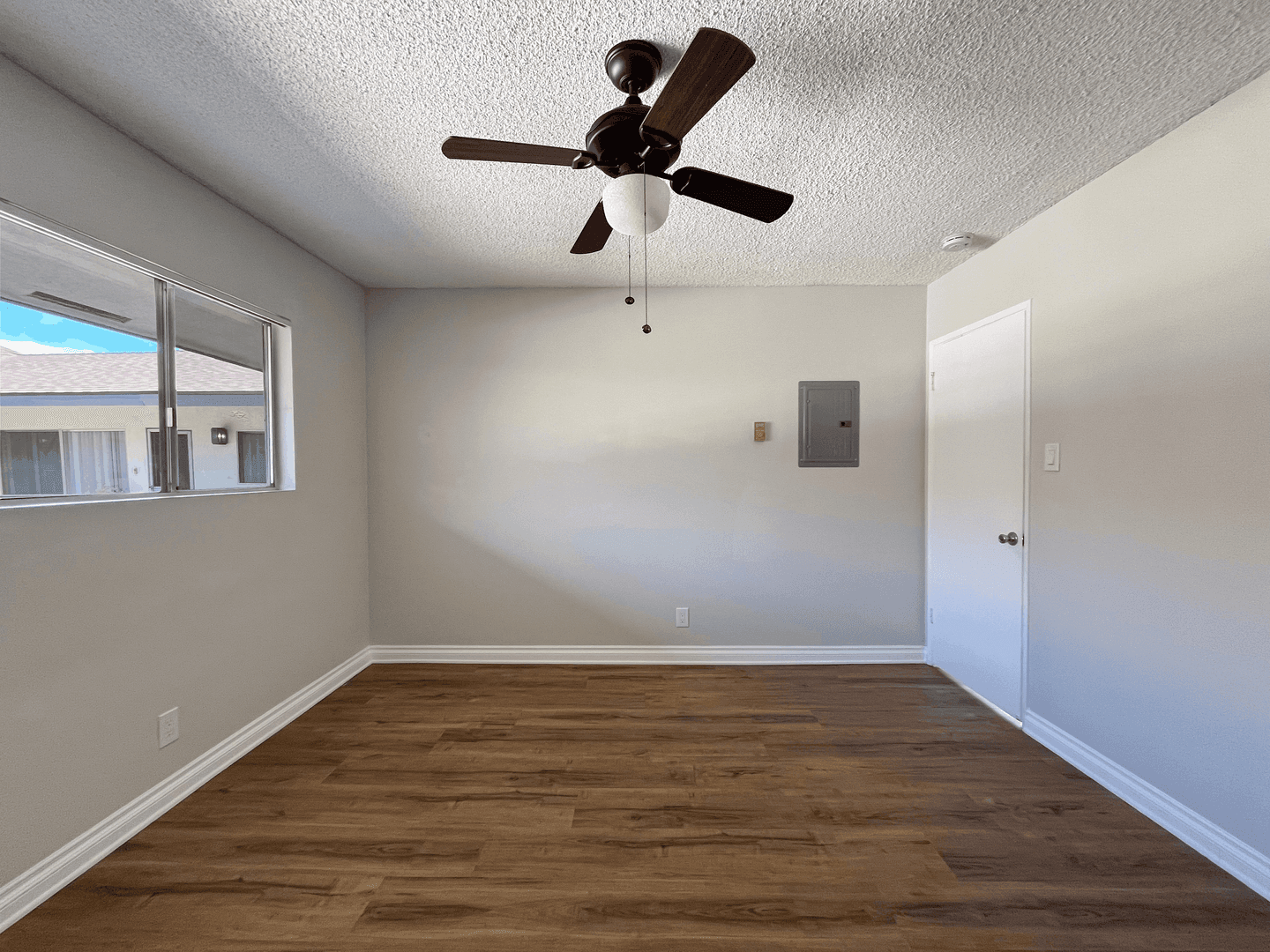 Long Beach Apartment: 372 Freeman Ave