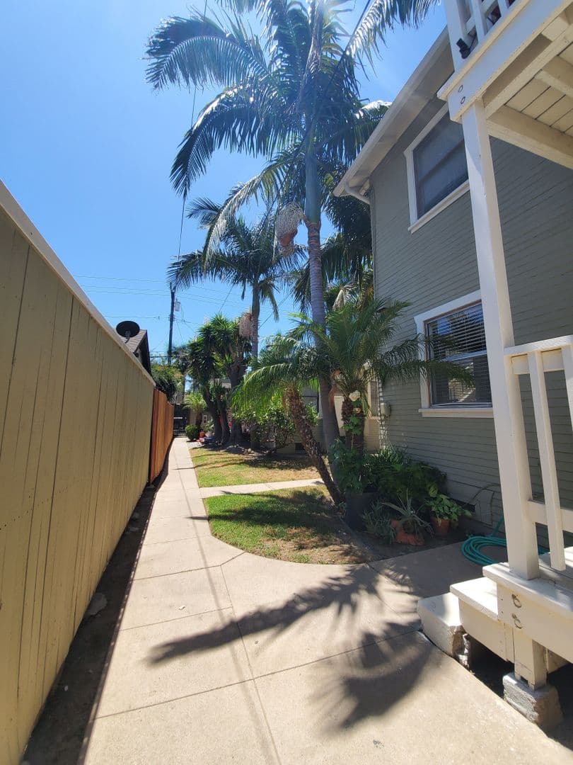 Long Beach Apartment: 1631 E. Florida St