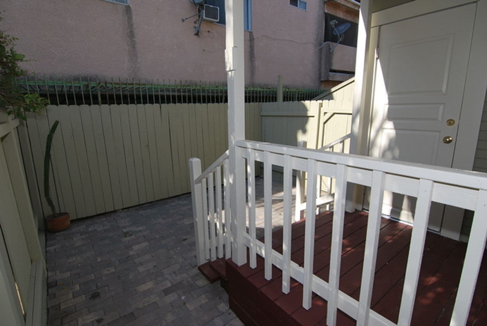 Long Beach Apartment: 1631 E. Florida St