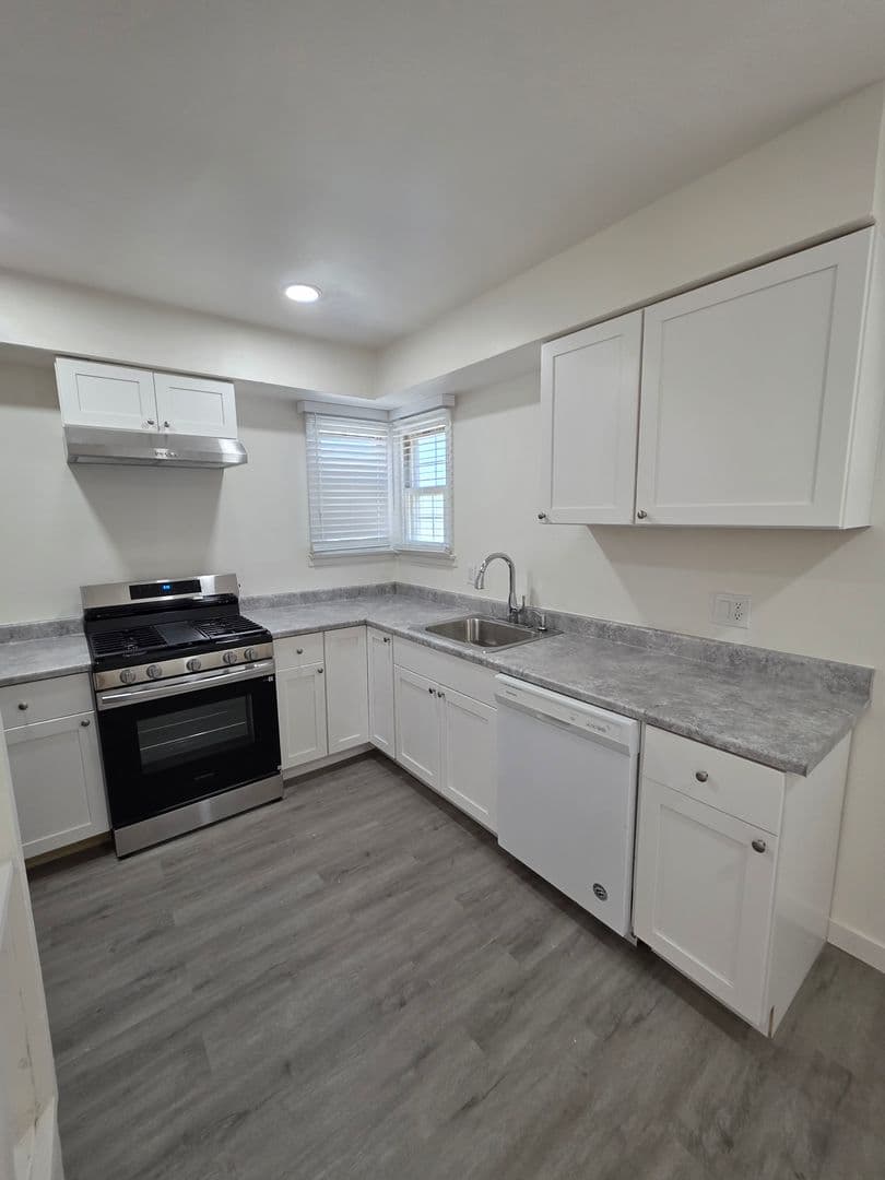 Del Aire Apartment: 5525-5535 W. 118th Street