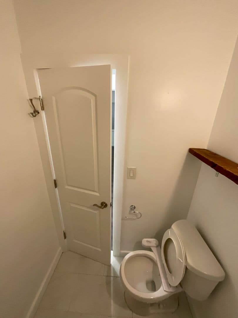 Los Angeles Apartment: 2652 Queen St