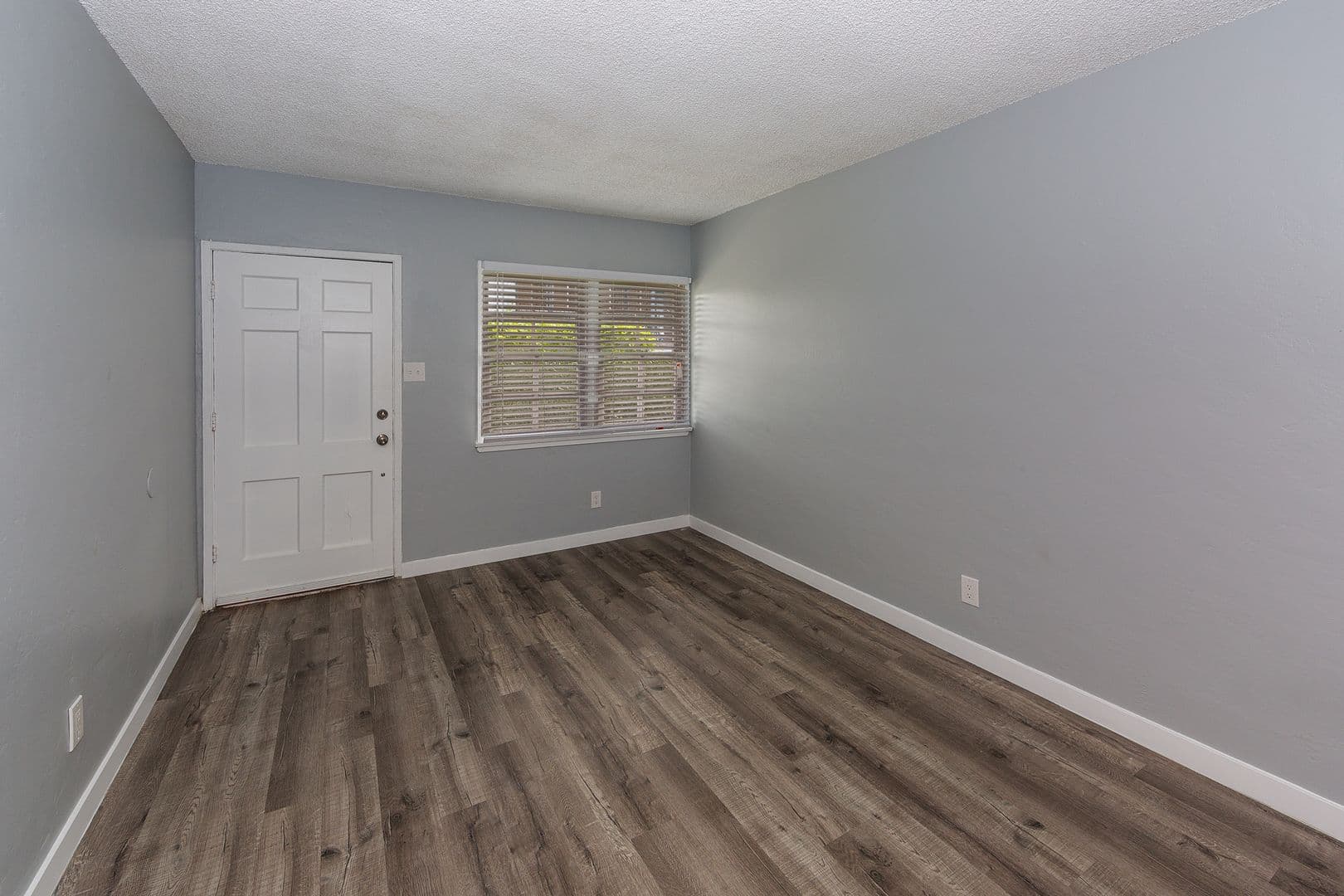 Long Beach Apartment: 1430 Chestnut Ave