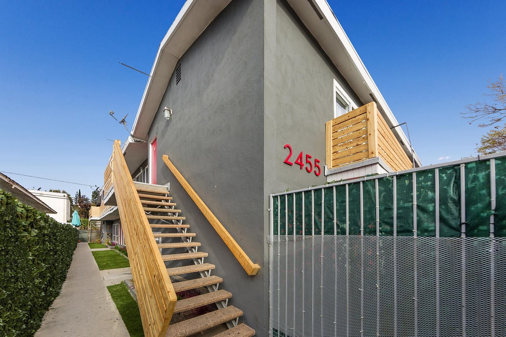 Long Beach Apartment: 2455 Pasadena Avenue