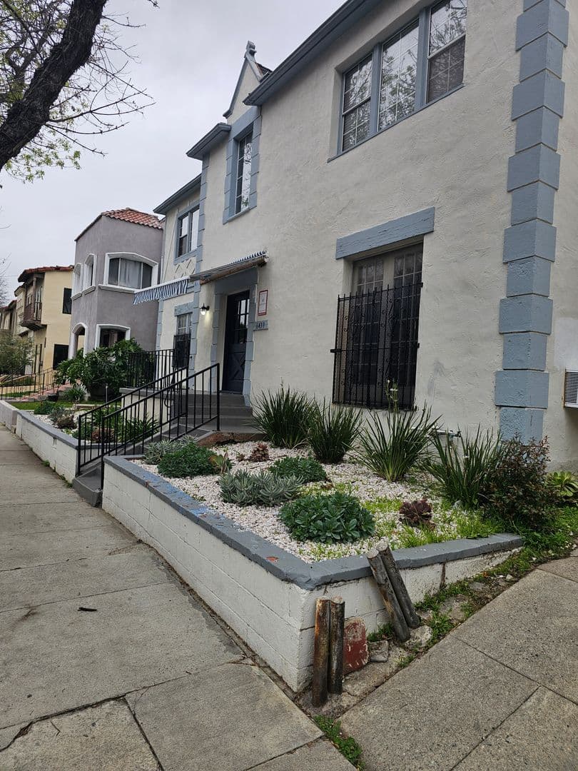 Los Angeles Apartment: 6439 Orange Street